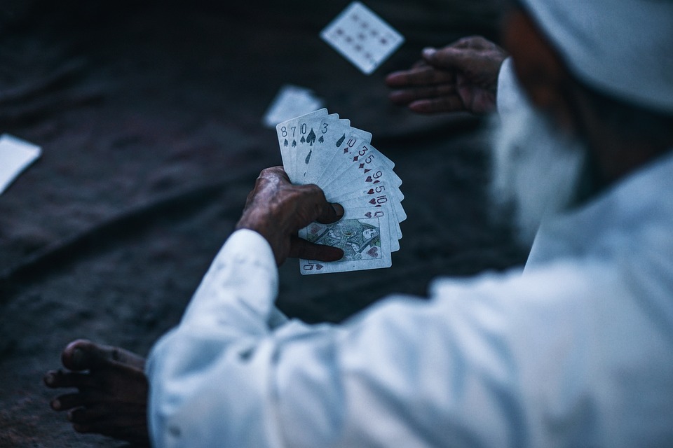 muž hraje karty